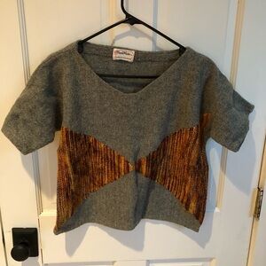 NWOT handwoven gray with gold/burnished gold-boysenberry hues wool v-neck top!